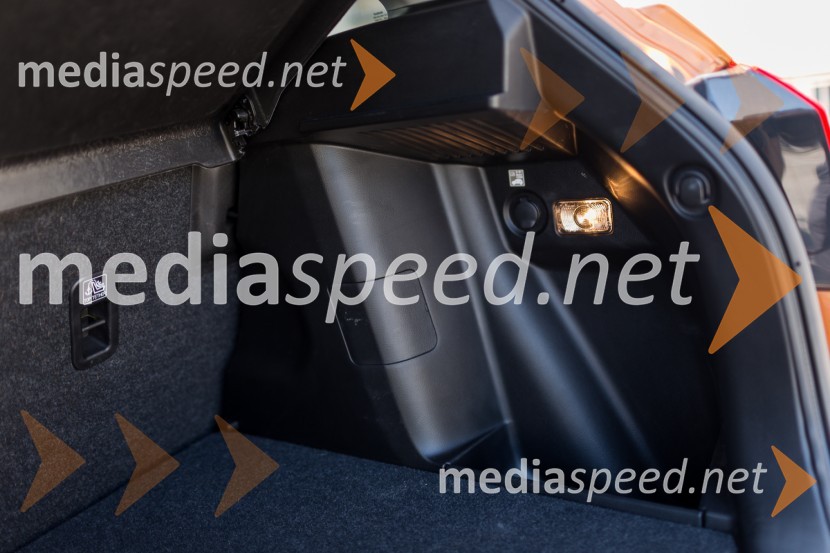 Suzuki Vitara 1.6 VVT 4WD, stranski predal v prtljažnikuSuzuki Vitara 1.6 VVT 4WD, mediaspeed test