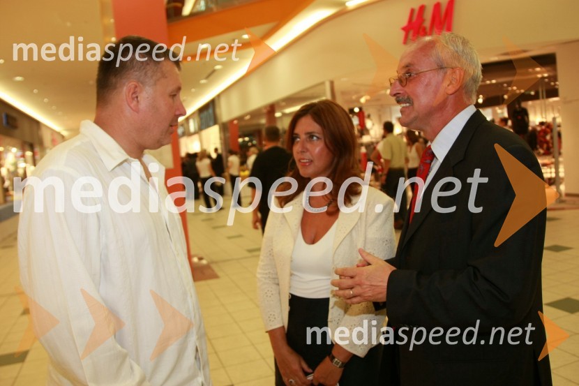 Bojan Požar, glavni in odgovorni urednik spletnega časopisa Požar report in Srečko Pirtovšek, odgovorni urednik revij Založbe Kapital z ženo Suzano, direktorico Založbe KapitalOtvoritev prenovljenega nakupovalnega središča Europark