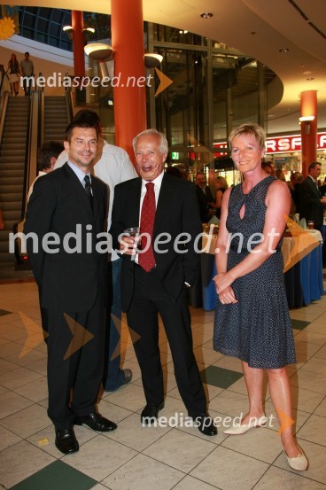 Igor Mervič, generalni direktor Spar Slovenija in Dušan Drofenik, član uprave Banke Celje z ženo NevenkoOtvoritev prenovljenega nakupovalnega središča Europark