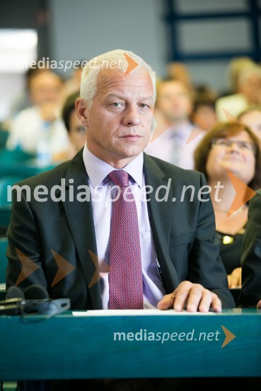  Drago  Kos, vodja delovne skupine OECD za preprečevanje podkupovanja v mednarodnih poslovnih transakcijahZlom bančnega sistema: pogled »nazaj v prihodnost«