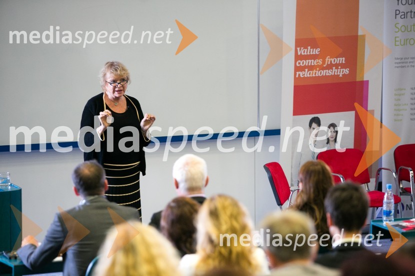 dr. Eva Joly, nekdanja preiskovalna sodnica in svetovalka islandske vlade pri preiskovanju islandskega bančnega sistemaZlom bančnega sistema: pogled »nazaj v prihodnost«