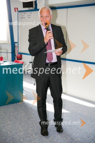  Drago  Kos, vodja delovne skupine OECD za preprečevanje podkupovanja v mednarodnih poslovnih transakcijahZlom bančnega sistema: pogled »nazaj v prihodnost«