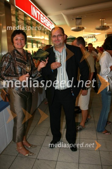 Duška Vuga Cizl, direktorica marketinške agencije Mediamix in njen mož Boris CizlOtvoritev prenovljenega nakupovalnega središča Europark