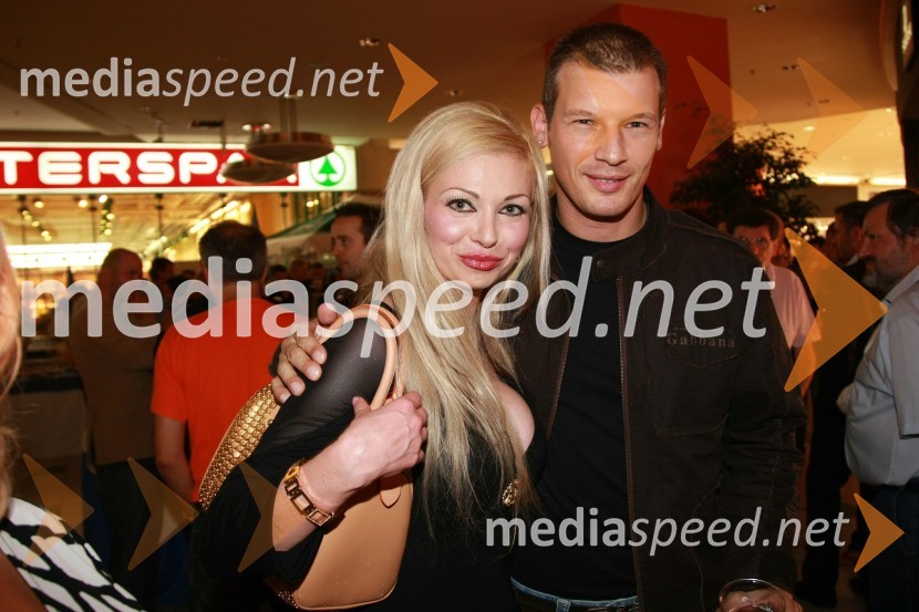 Jurij Bradač, maneken in njegovo dekle Mirjam Tratnik, Playboyeva zajčicaOtvoritev prenovljenega nakupovalnega središča Europark