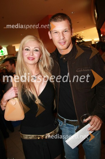 Jurij Bradač, maneken in njegovo dekle Mirjam Tratnik, Playboyeva zajčicaOtvoritev prenovljenega nakupovalnega središča Europark