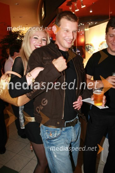 Jurij Bradač, maneken in njegovo dekle Mirjam Tratnik, Playboyeva zajčicaOtvoritev prenovljenega nakupovalnega središča Europark