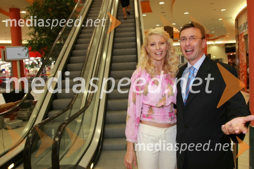 Miša Novak, povezovalka prireditve ter Miss Slovenije 1998 in Vlado Vedlin, direktor mariborskega EuroparkaOtvoritev prenovljenega nakupovalnega središča Europark