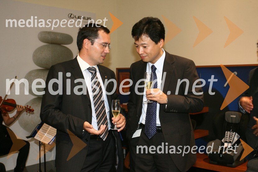 Tom Fux, generalni direktor Toyota Adria in Shoji Kimura, predsednik Toyota AdriaPredstavitev znamke Lexus v Sloveniji