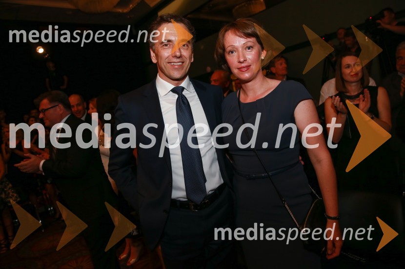  Goran  Kodelja,  generalni direktor podjetja Lisca d.d.;  Barbara KodeljaLisca, predstavitev kolekcije pomlad poletje 2016