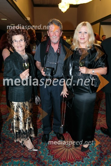  Silvija Mozetič, častna članica modne zbornice;  Stane Jerko, fotograf;  Dragica Gantar, direktorica razvoja v podjetju LiscaLisca, predstavitev kolekcije pomlad poletje 2016