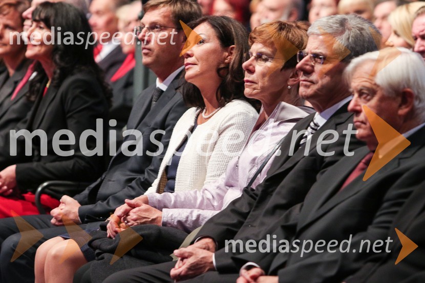 prof. dr. Miro Cerar, predsednik vlade Republike Slovenije;  Vesna Arnšek;  ... ; mag. Miroslav Mozetič, predsednik Ustavnega sodišča;  Milan Kučan, nekdanji predsednik Republike SlovenijeProslava ob Dnevu državnosti