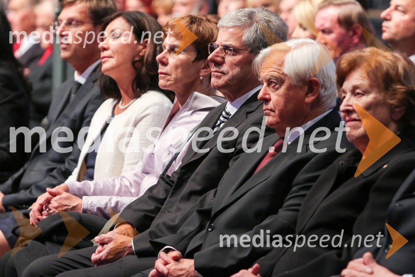 prof. dr. Miro Cerar, predsednik vlade Republike Slovenije;  Vesna Arnšek;  ... ; mag. Miroslav Mozetič, predsednik Ustavnega sodišča;  Milan Kučan, nekdanji predsednik Republike Slovenije;  Štefka KučanProslava ob Dnevu državnosti