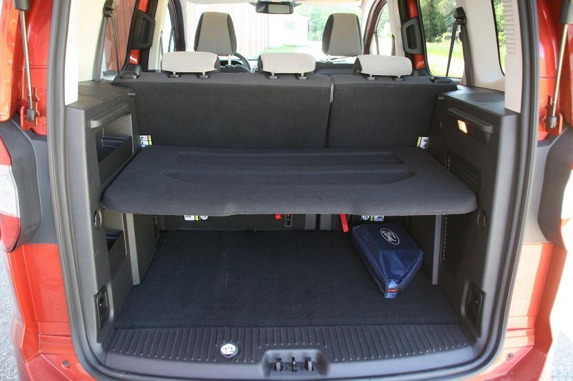 Ford Tourneo Courier 1.0 EcoBoost Titanium, polico lahko nastavimo tudi nižeFord Tourneo Courier 1.0 EcoBoost Titanium, mediaspeed test