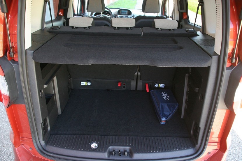 Ford Tourneo Courier 1.0 EcoBoost Titanium, do police prtljažnik meri 708 litrovFord Tourneo Courier 1.0 EcoBoost Titanium, mediaspeed test