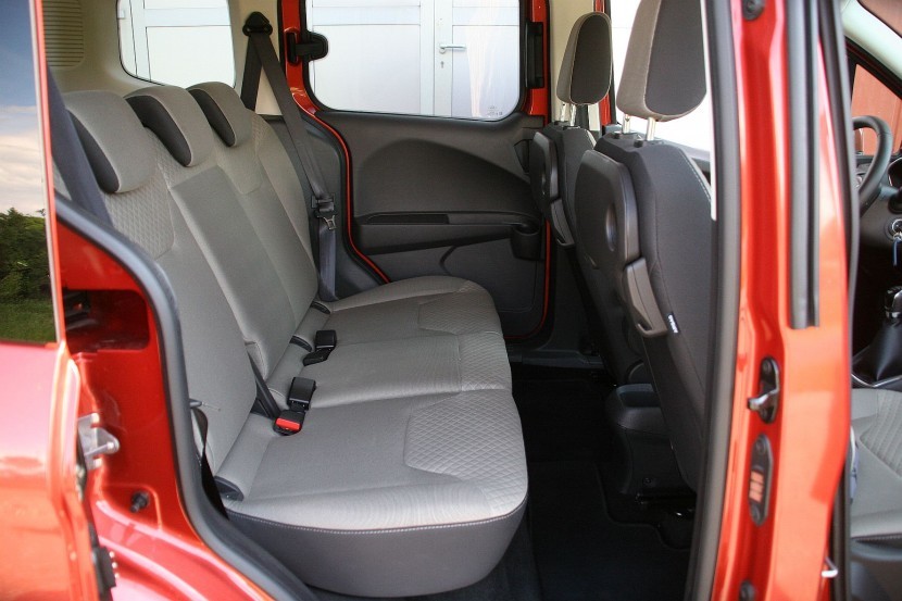 Ford Tourneo Courier 1.0 EcoBoost Titanium, prostorna zadnja klopFord Tourneo Courier 1.0 EcoBoost Titanium, mediaspeed test