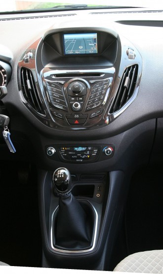 Ford Tourneo Courier 1.0 EcoBoost Titanium, sredinska konzola je propoznavna FordovaFord Tourneo Courier 1.0 EcoBoost Titanium, mediaspeed test