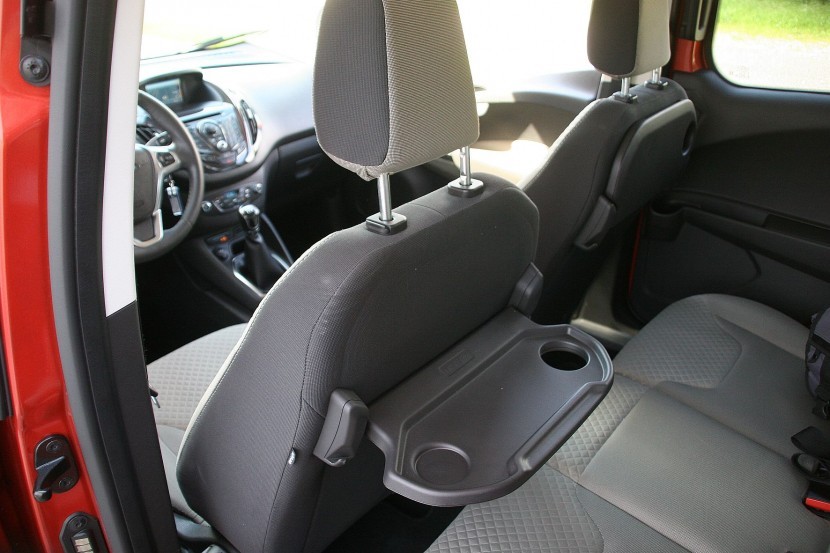 Ford Tourneo Courier 1.0 EcoBoost Titanium, polička za zadnje potnikeFord Tourneo Courier 1.0 EcoBoost Titanium, mediaspeed test