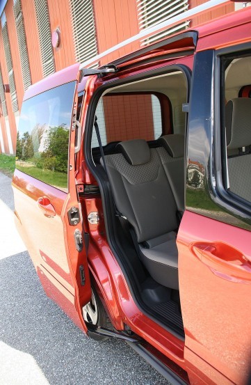 Ford Tourneo Courier 1.0 EcoBoost Titanium, drsna bočna vrata omogočajo lažji vstopFord Tourneo Courier 1.0 EcoBoost Titanium, mediaspeed test
