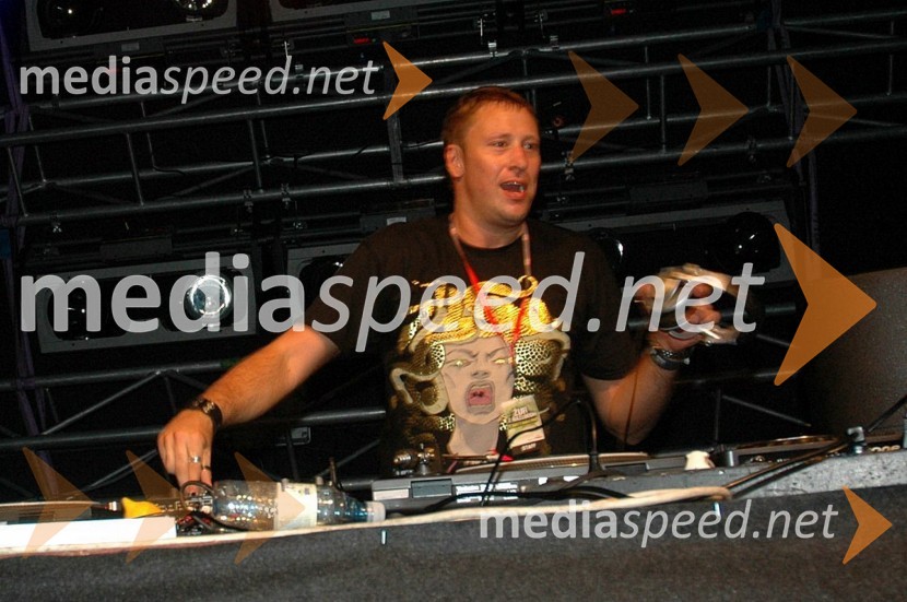 Uroš Umek - DJ UmekŽur z razlogom - DJ Umek v parku Tivoli
