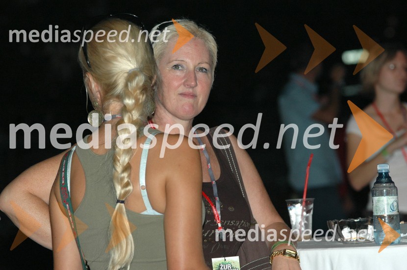 Melita Župevc, tiskovna predstavnica Socialnih demokratov in Vesna Fajfar, novinarkaŽur z razlogom - DJ Umek v parku Tivoli