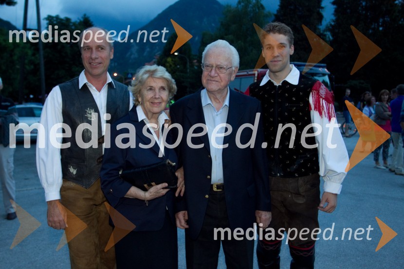  Gregor Avsenik, glasbenik;  Brigita Avsenik;  Slavko  Avsenik, glasbenik in skladatelj;  Sašo Avsenik, Ansambel Saša AvsenikaUmrl je Slavko Avsenik, legenda slovenske glasbe