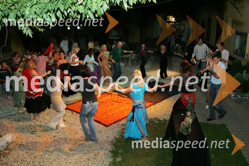Trebušne plesalke in obiskovalciŠpasFest 2007