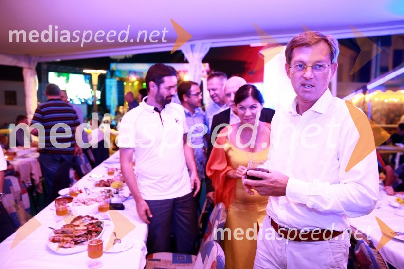  Janko Medja, predsednik uprave NLB d.d.;  Vesna Arnšek; prof. dr. Miro Cerar, predsednik vlade Republike SlovenijePivo in cvetje 2015, otvoritev, VIP dogajanje