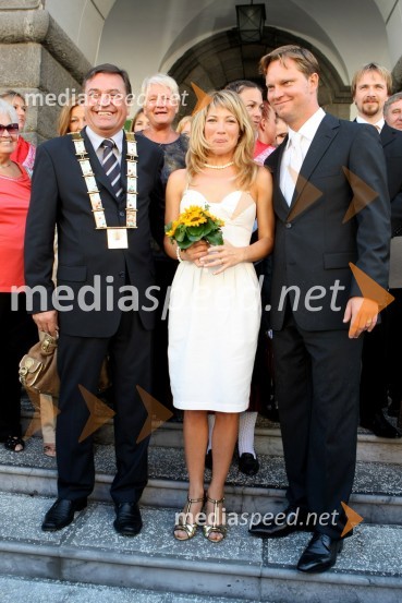 Zoran Jankovič, župan Ljubljane, Sabina Kogovšek, igralka in Jurij Zrnec, igralec s svatiPoroka Jurij Zrnec in Sabina Kogovšek