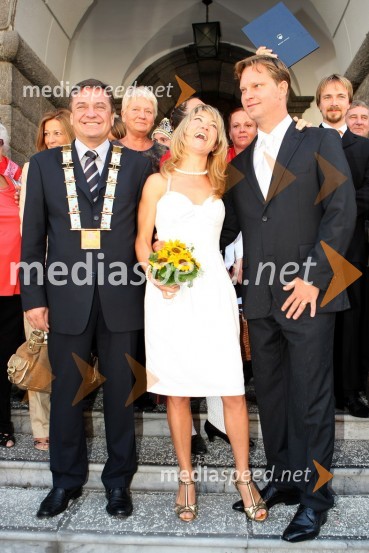 Zoran Jankovič, župan Ljubljane, Sabina Kogovšek, igralka in Jurij Zrnec, igralec s svatiPoroka Jurij Zrnec in Sabina Kogovšek