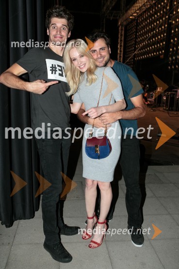  Luka Šulić, čelist, 2 Cellos;  Jelena Rozga, pevka;  Stjepan Hauser, čelist, 2 CellosJelena Rozga in Stjepan Hauser v vročem objemu