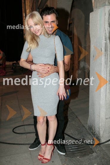  Jelena Rozga, pevka;  Stjepan Hauser, čelist, 2 CellosJelena Rozga in Stjepan Hauser v vročem objemu