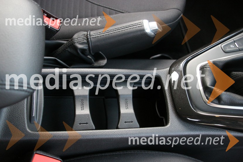 Ford Focus 1.0 EcoBoost 125 KM Titanium, pod nastavki za pijačo je še velika luknjaFord Focus 1.0 EcoBoost 125 KM Titanium, mediaspeed test