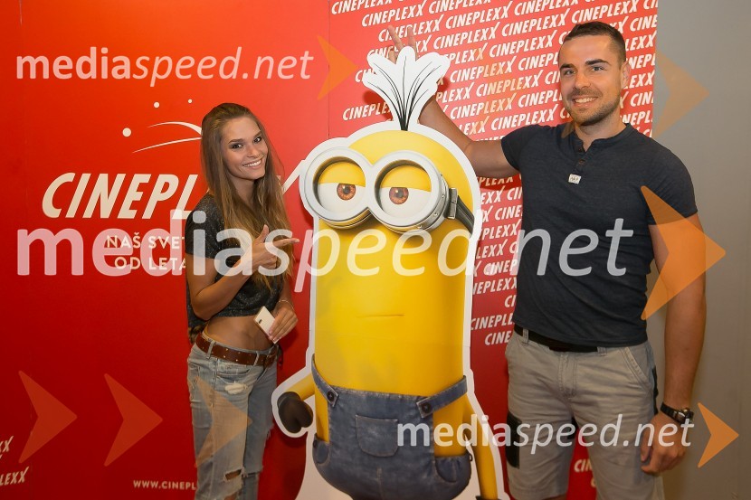  Nives Orešnik, Miss Slovenije 2012;  Črt Slavec, fotografMinioni predpremierno v Kranju: Sobotni večer obarvan rumeno