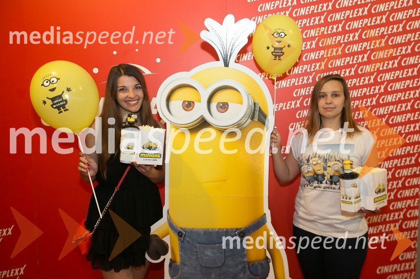  Nika Frece, pomočnica programskega direktorja Cineplexx Slovenija;  Alenka Žnidarič, asistentka digitalnega marketinga Cineplexx SlovenijaMinioni predpremierno v Kranju: Sobotni večer obarvan rumeno