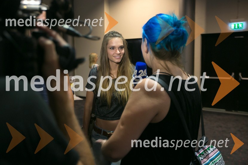  Nives Orešnik, Miss Slovenije 2012;  Tanja Divac, novinarkaMinioni predpremierno v Kranju: Sobotni večer obarvan rumeno