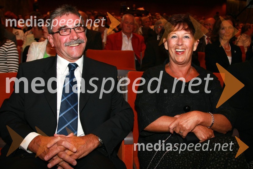 Zvonimir Lešnik, direktor območne enote Zavarovalnice Triglav v Mariboru s soprogoFestival narečnih popevk 2007