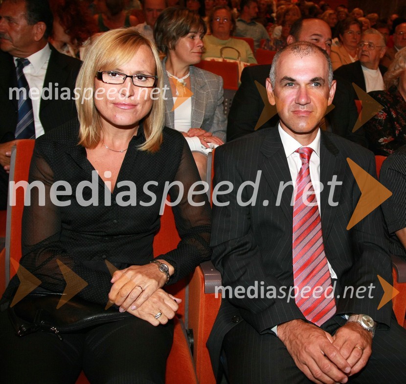 Cvetka Žirovnik, pomočnica generalnega direktorja RTV Slovenija za organizacijo, kadre in izobraževanje z možem JanijemFestival narečnih popevk 2007