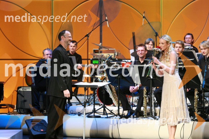 Mojca Mavec, voditeljica in Big Band RTV Slovenija z dirigentom Lojzetom KrajnčanomFestival narečnih popevk 2007