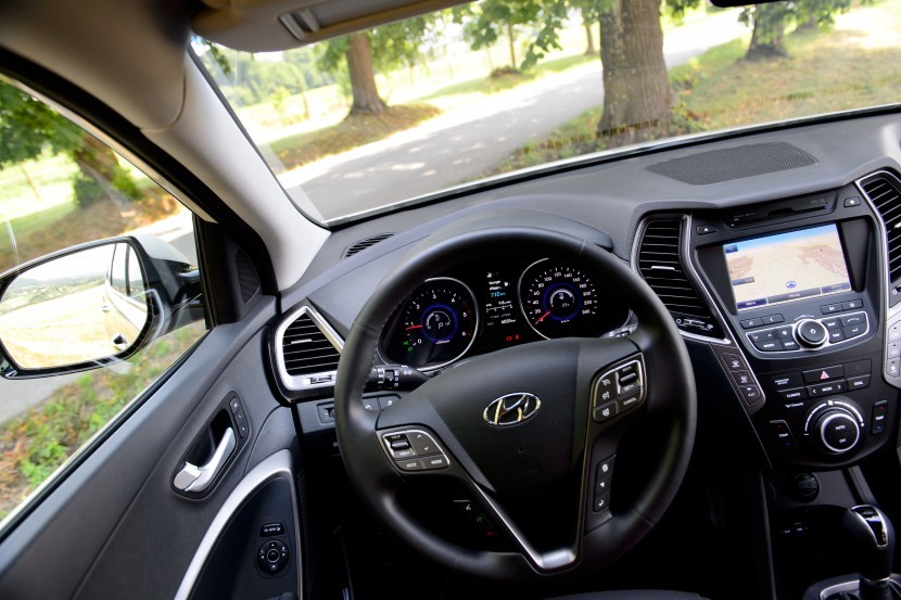 Hyundi Grand Santa Fe 2.2 CRDi 4WD Impression, kokpitHyundai Grand Santa Fe 2.2 CRDi 4WD Impression, mediaspeed test
