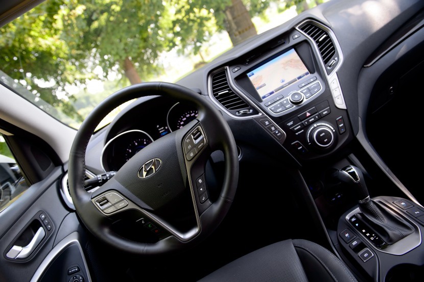 Hyundi Grand Santa Fe 2.2 CRDi 4WD Impression, kokpitHyundai Grand Santa Fe 2.2 CRDi 4WD Impression, mediaspeed test