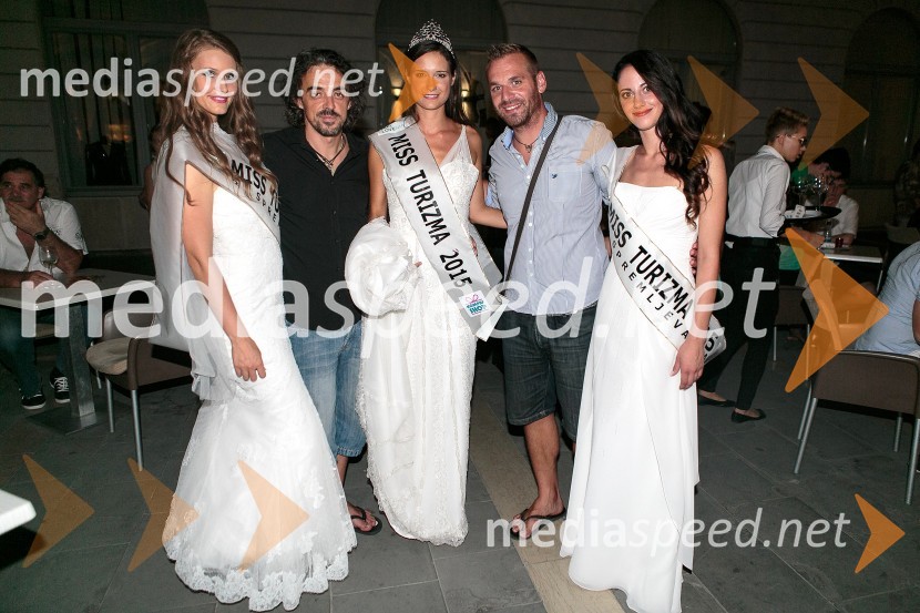  Anja Kamerički, 2. spremljevalka, Miss Turizma 2015;  Tomaž Klepač, pevec, radijski voditelj;  Anja Antič, Miss Turizma 2015, druga spremljevalka Miss Alpe Adria;  Iztok Gustinčič, radijski voditelj;  Zoja Limavšek, 1. spremljevalka, Miss Turizma 2015Miss Turizma 2015 je Anja Antič