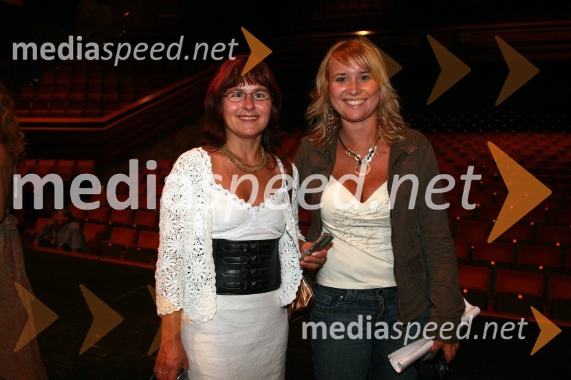 Mojca Marot, novinarka in Maja Oderlap, novinarka in pevka (nekdanja pevka ansambla Štrk)Festival narečnih popevk 2007
