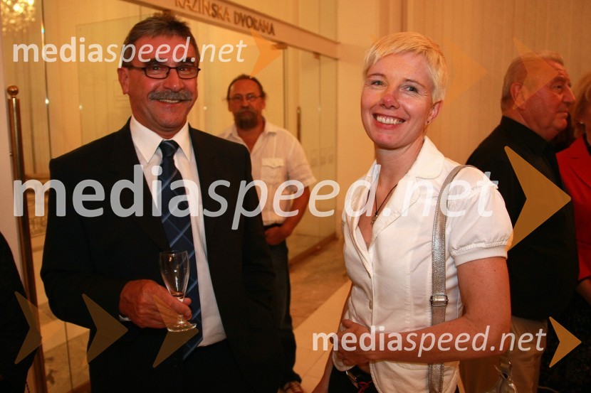 Zvonimir Lešnik, direktor območne enote Zavarovalnice Triglav v Mariboru in Polonca Soršak, producentka programa na Radiu MariborFestival narečnih popevk 2007