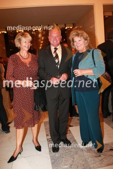 Jasna Dominko Baloh, direktorica Dobe, Srečko Trglec, urednik na radiu RSi in Magda Žezlina, varuhinja bolnikovih pravicFestival narečnih popevk 2007