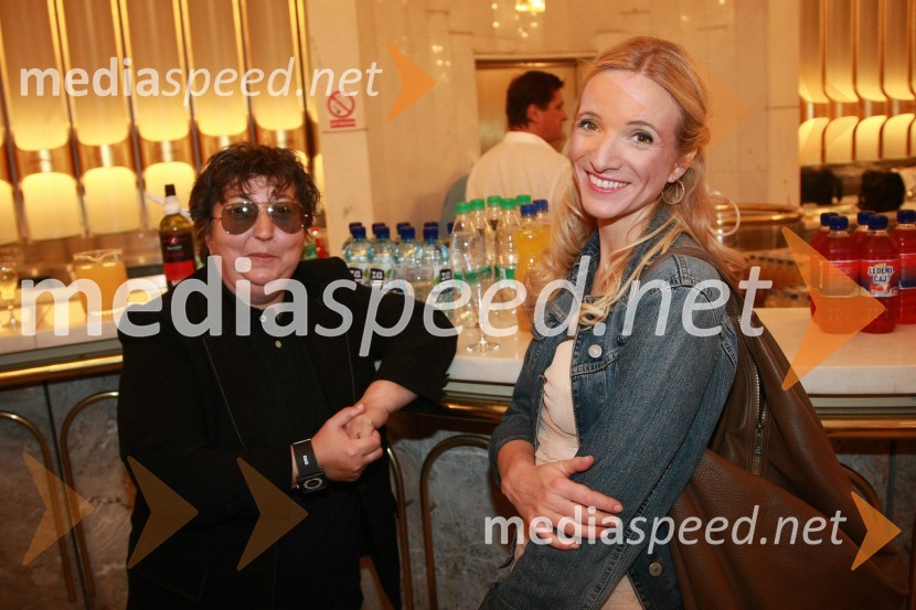 Dragica Petrovič, režiserka in producentka in Mojca Mavec, voditeljicaFestival narečnih popevk 2007