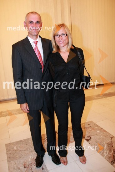 Cvetka Žirovnik, pomočnica generalnega direktorja RTV Slovenija za organizacijo, kadre in izobraževanje z možem JanijemFestival narečnih popevk 2007