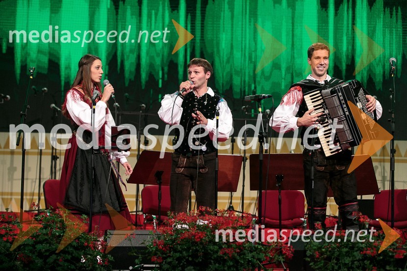  Monika Avsenik, pevka;  Dejan Zupan, pevec, Ansambel Saša Avsenika;  Sašo Avsenik, glasbenik, Ansambel Saša AvsenikaFestival Avsenik 2015, sobota