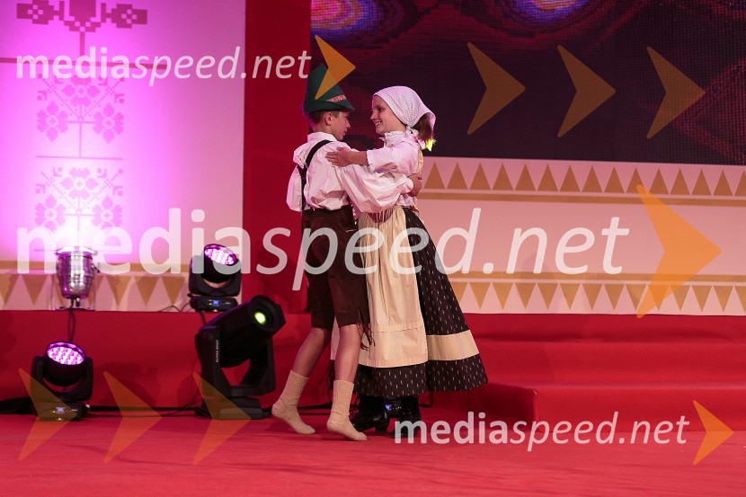 Folklornika otroške skupine ISKRAEMECO KranjFestival Avsenik 2015, sobota