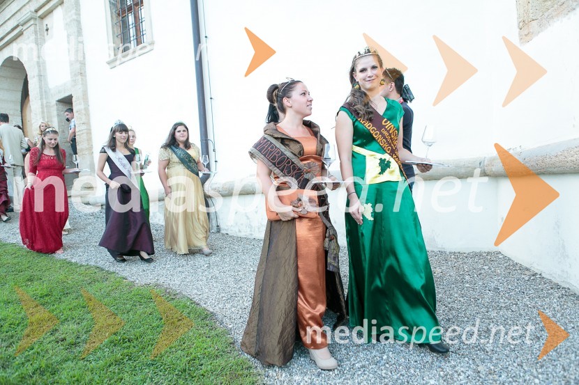  Urška Bračko, Mariborska vinska kraljica (2014 - 2016);  Anja Trstenjak, vinska kraljica Radgonsko-Kapelskih goricSalon Traminec 2015