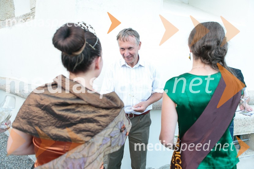  Urška Bračko, Mariborska vinska kraljica (2014 - 2016);  Stanko  Rojko, župan občine Gornja Radgona;  Anja Trstenjak, vinska kraljica Radgonsko-Kapelskih goricSalon Traminec 2015